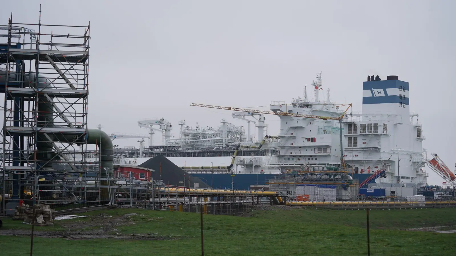 Das schwimmende LNG-Terminal „Höegh Gannet“ am Anleger im Industriehafen Brunsbüttel. (Foto: Marcus Brandt/dpa)