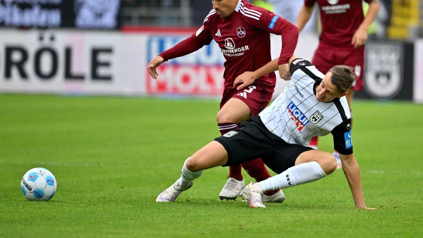 Nürnbergs Danilo Soares (links) kämpft gegen Ulms Lennart Stoll um den Ball. (Foto: Jan-Philipp Strobel/dpa)