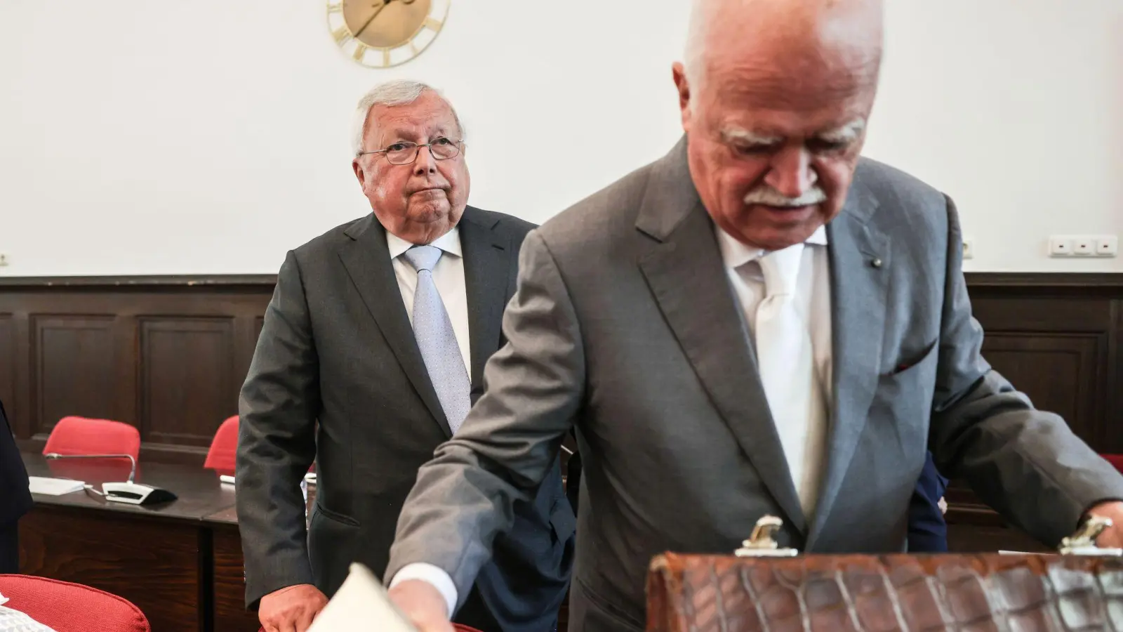 Sein letzter Auftritt im Gerichtssaal: Christian Olearius (links) im Bonner Landgericht im Juni 2024. Im Vordergrund sein Verteidiger, der frühere CSU-Bundestagsabgeordnete Peter Gauweiler.  (Foto: Oliver Berg/dpa)