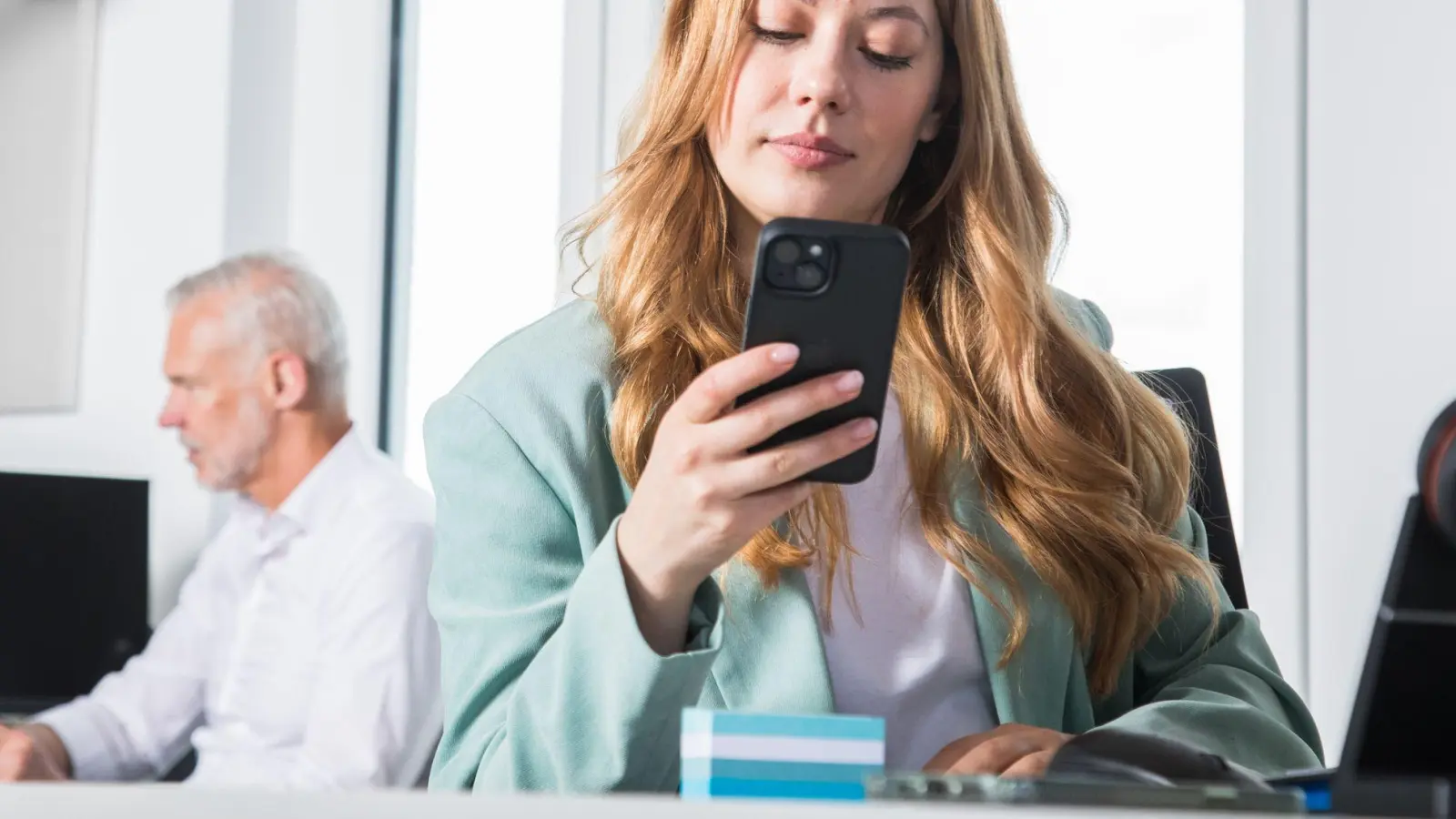 Soziale Medien am Arbeitsplatz sollten mit Bedacht genutzt werden: Exzessive Nutzung kann als Arbeitszeitbetrug gelten und zu Konsequenzen wie Abmahnungen oder Kündigung führen. (Foto: Christin Klose/dpa-tmn)