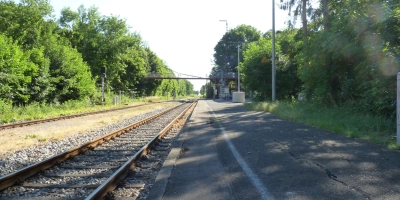 Der Bahnsteig an Gleis 1 in Bad Windsheim hat bald ausgedient. Im Zuge der Barrierefrei-Machung wird er abgerissen und durch einen neuen, an die Zugeinstiegshöhe angepassten Bahnsteig ersetzt. (Archivfoto: Bastian Lauer)