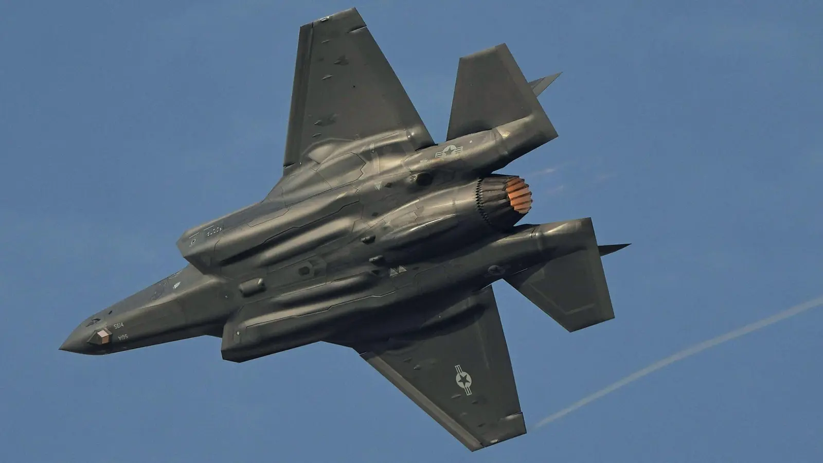 Ein US-amerikanischer F35-Kampfjet fliegt während der Dubai Air Show. (Archivbild) (Foto: Fatima Shbair/AP/dpa)