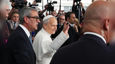 Der Papst hat nach seiner Krebsoperation das Krankenhaus in Rom wieder verlassen können. (Foto: Alessandra Tarantino/AP/dpa)