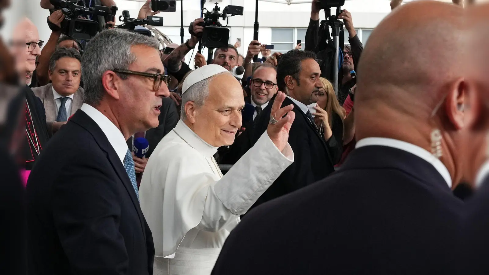 Der Papst hat nach seiner Krebsoperation das Krankenhaus in Rom wieder verlassen können. (Foto: Alessandra Tarantino/AP/dpa)