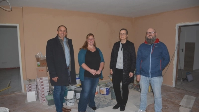 Das künftige Dorfcafé ist in den Endzügen der Gestaltung: Jürgen Weick, die Leiterin des Dorfladens Alexandra Tisch, Mariana Ferrara und Thomas Günzel (von links) können den Einzug kaum noch erwarten. (Foto: Peter Tippl)