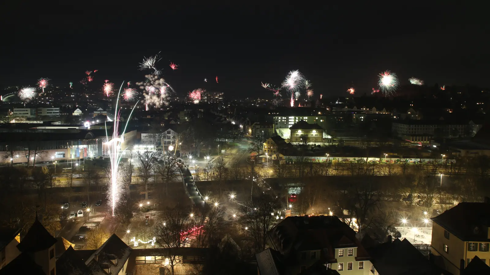 Buntes Feuerwerk in Ansbach: So sah das zum Jahreswechsel 2025/26 aus. Die Offene Linke wünscht sich für die nächste Silvesternacht eine andere Art des Feierns. (Archivbild: Alexander Biernoth)