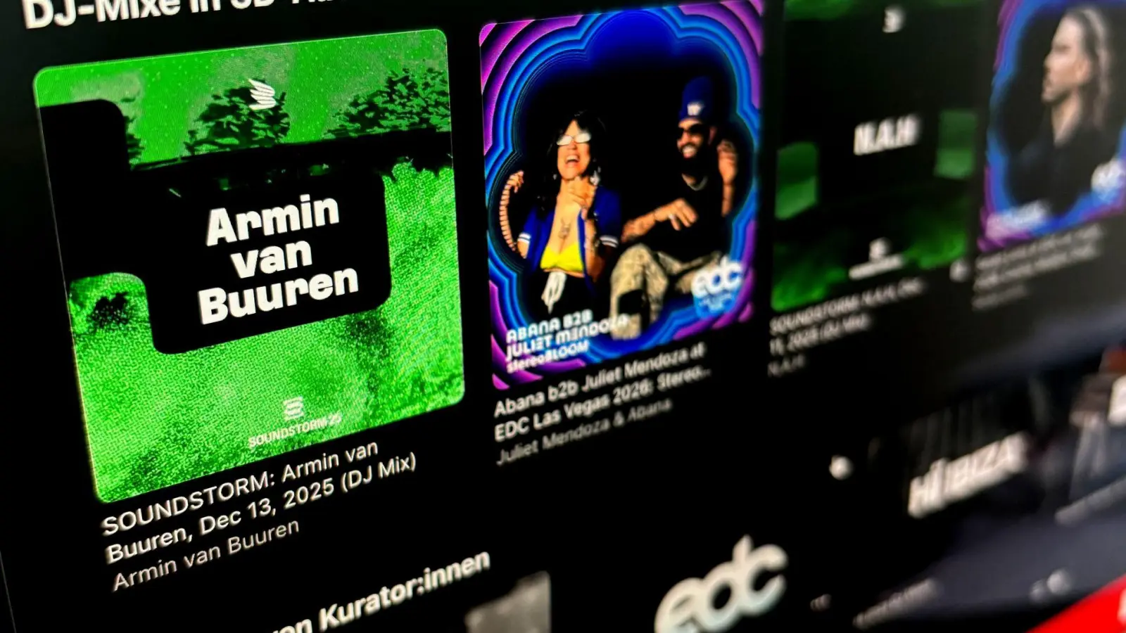 Mehr als 120 Sets aus den vergangenen vier Jahren finden sich in der Rubrik „DJ-Mixe in 3D-Audio“. (Foto: Franziska Gabbert/dpa-tmn)