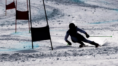 Im Ski-Weltcup wird es künftig nach einem Beschluss des Weltverbandes FIS Geschlechtertests geben. (Archivfoto) (Foto: David Taneèek/CTK/dpa)
