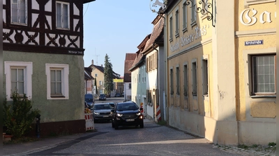 Die Würzburger Straße mit ihrer Engstelle zum Marktplatz hin wird der nächste Bauabschnitt der Scheinfelder Altstadtsanierung. Dieser soll voraussichtlich im April oder Mai beginnen (Foto: Andreas Reum)