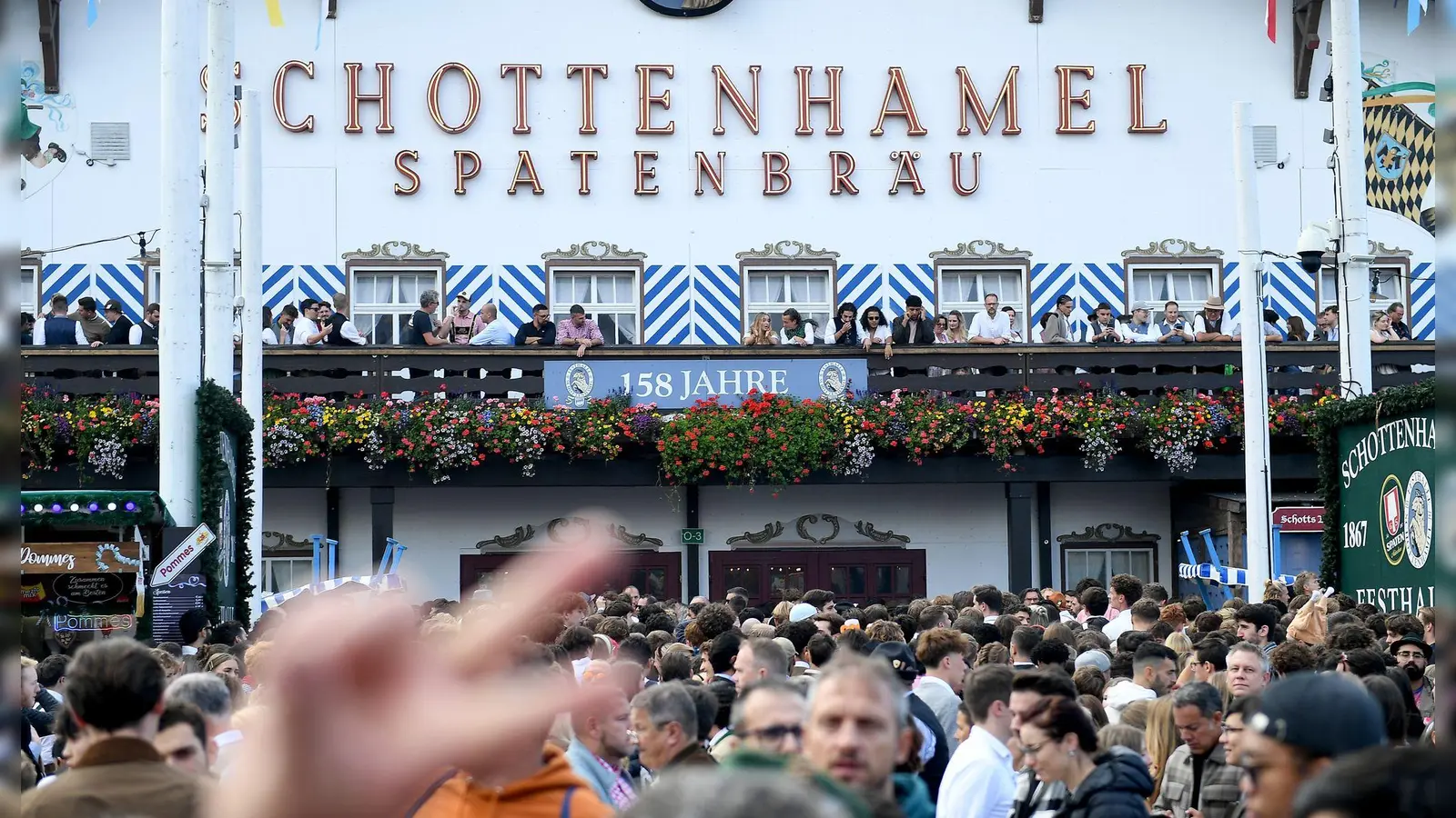 Soll das traditionsreiche Schottenhamel-Festzelt, seit 150 Jahren in Familienhand, europaweit ausgeschrieben werden? (Archivbild)  (Foto: Felix Hörhager/dpa)