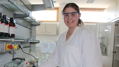 Franziska Kopp sah sich abgelaufene und falsch gelagerte Arzneimittel an und analysierte die Wirk- und Abbaustoffe. (Foto: Stefan Neidl)