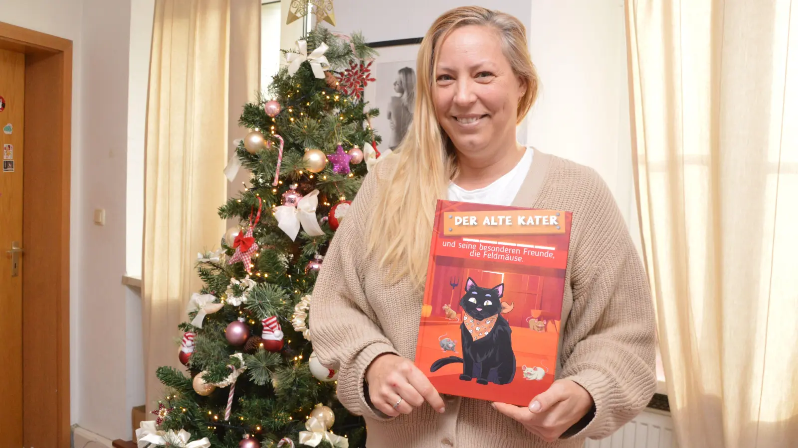 Die Uffenheimerin Isabelle Stadler schreibt Kinderbücher. Der alte Kater und die spaßigen Feldmäuse sind dabei treue Begleiter. (Foto: Johannes Zimmermann)