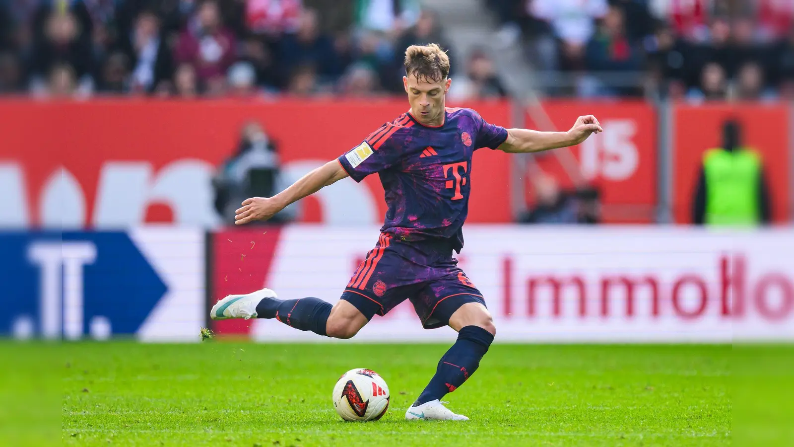 Joshua Kimmich soll nach einem privaten Schicksalsschlag wieder am Ball sein. (Archivbild)  (Foto: Tom Weller/dpa)