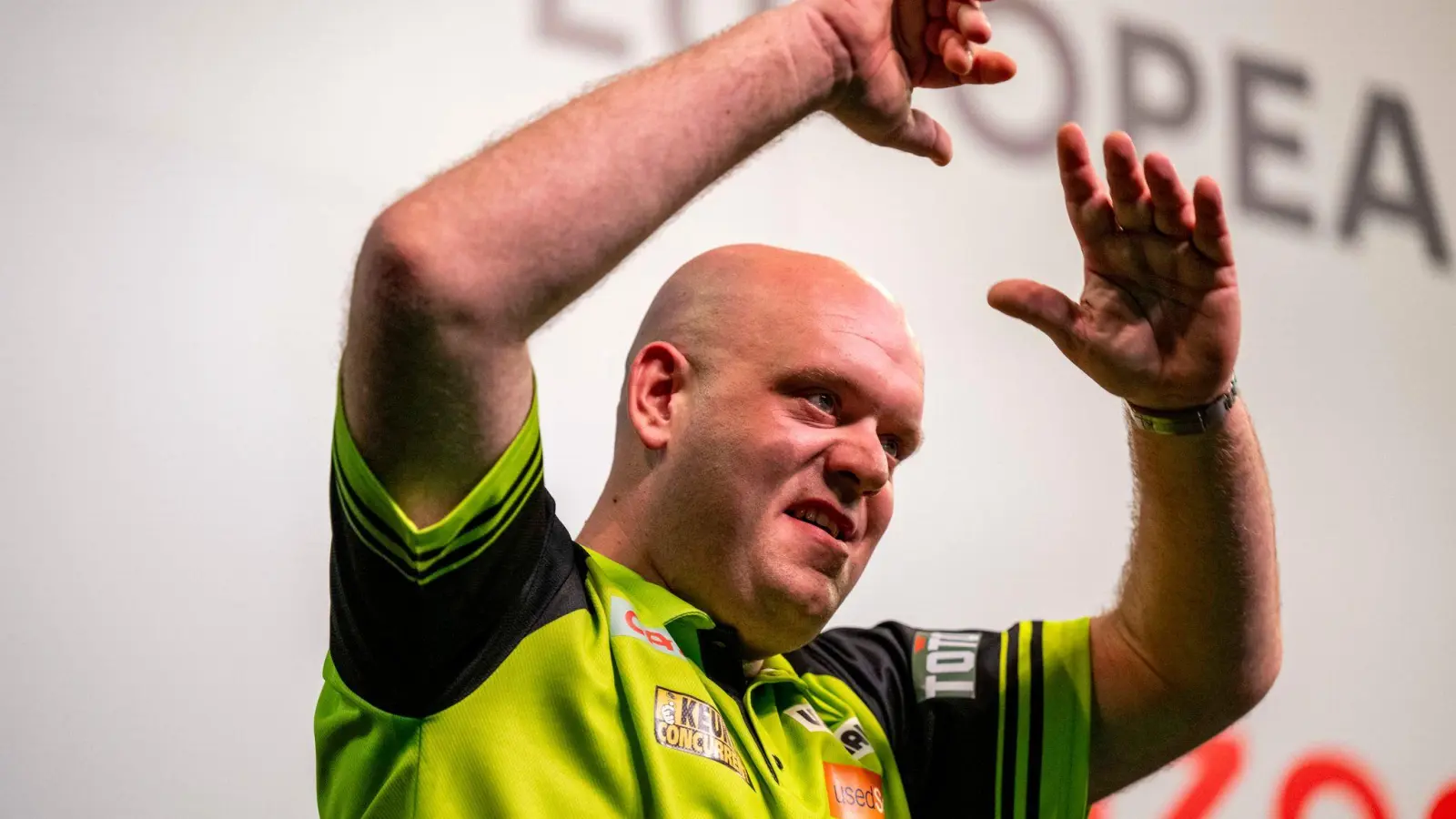 Michael van Gerwen grüßt die Fans in Dortmund und scheidet dann leider aus. (Foto: David Inderlied/dpa)