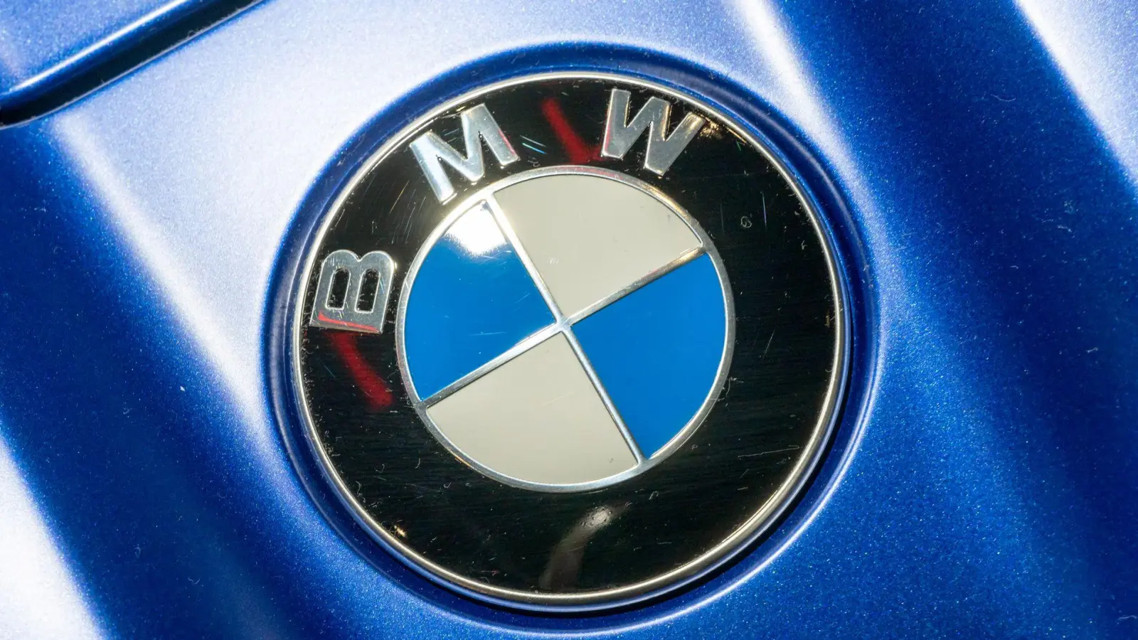 BMW hält wenig von neuen Prämien für Elektroautos.  (Foto: Peter Kneffel/dpa)