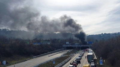 Im Engelbergtunnel entlang der A81 bei Ludwigsburg ist ein Brand ausgebrochen - mit weithin sichtbarer Rauchsäule.  (Foto: Karsten Schmalz/dpa)
