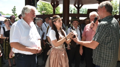 Die Bayerische Jagdkönigin Diana Merkle wird von Jägervereinsvorsitzendem Norbert Wanka mit einem Bocksbeutel beschenkt. (Foto: Anita Dlugoß)