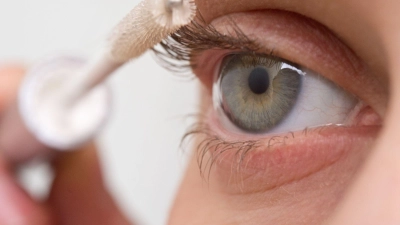 Starke Wirkung: Bestimmte Hormonwirkstoffe in Wimmernseren regen das Wimpernwachstum besonders an, bergen aber Risiken. (Foto: Andrea Warnecke/dpa-tmn)