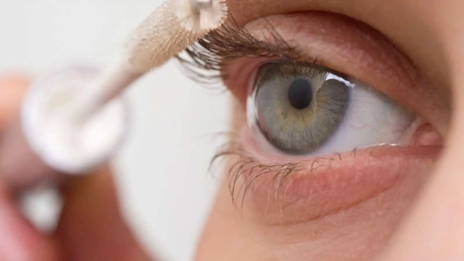 Starke Wirkung: Bestimmte Hormonwirkstoffe in Wimmernseren regen das Wimpernwachstum besonders an, bergen aber Risiken. (Foto: Andrea Warnecke/dpa-tmn)