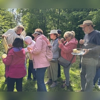Imker Andreas Feuerabend (links) erläuterte den Frauen des Markt Erlbacher Unterstützerkreises Asyl und der Neustädter Walk- und-Talk-Gruppe Wissenswertes rund um Bienen.  (Foto: Nicole Gunkel)