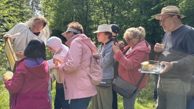 Imker Andreas Feuerabend (links) erläuterte den Frauen des Markt Erlbacher Unterstützerkreises Asyl und der Neustädter Walk- und-Talk-Gruppe Wissenswertes rund um Bienen.  (Foto: Nicole Gunkel)