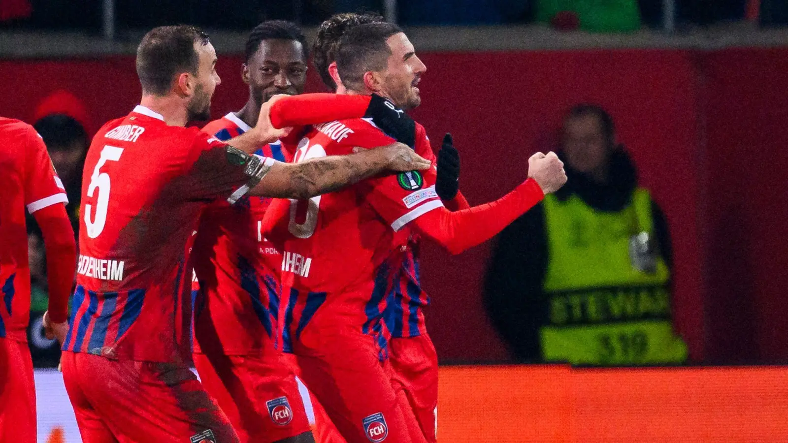 Heidenheim jubelt über die Führung gegen St. Gallen. (Foto: Tom Weller/dpa)