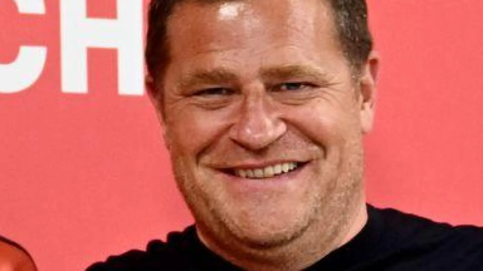 Zugang Luis Díaz (l) an der Seite von Bayern-Sportvorstand Max Eberl. (Foto: Harry Langer/dpa)