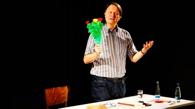 Dir blüht großer Ärger: Dieses Sprichwort versinnbildlichte Dr. Rolf-Bernhard Essig mit einem kleinen Blumenstrauß-Zaubertrick. (Foto: Simone Hedler)