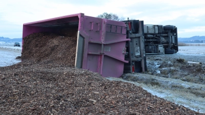 Die Straße zwischen Erlbach und Brunst bei Leutershausen im Landkreis Ansbach war am Montag blockiert. (Foto: Gudrun Bayer)