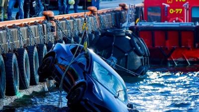 Feuerwehrleute bergen das versunkene Auto aus dem Fjord. (Foto: Håkon Mosvold Larsen/NTB/dpa)