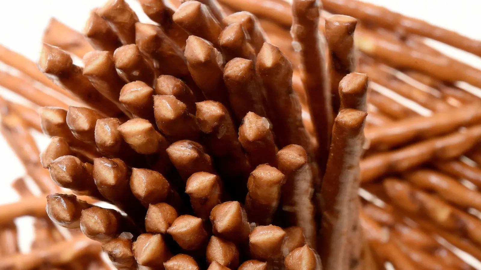 Salzstangen sind ein beliebter Knabberspaß. „Öko-Test“ kritisiert aber in einigen der untersuchten Produkte den erhöhten Acrylamidgehalt. (Foto: Holger Hollemann/dpa/dpa-tmn)