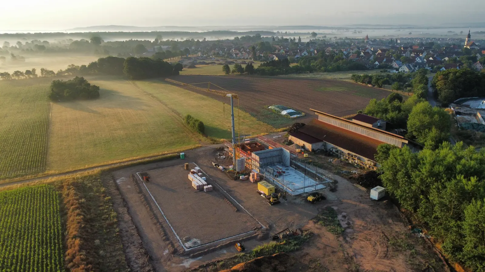 Aktuell entsteht die Heizzentrale (beim Kran) und daneben eine große Lagerhalle für das Holz. (Foto: Alexander Glotz)