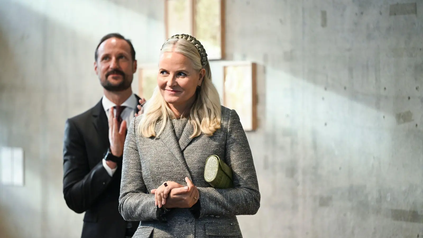 In einem gemeinsamen Fernsehinterview brechen Kronprinzessin Mette-Marit (r) und Kronprinz Haakon (l) ihr Schweigen.  (Foto: Jens Kalaene/dpa)