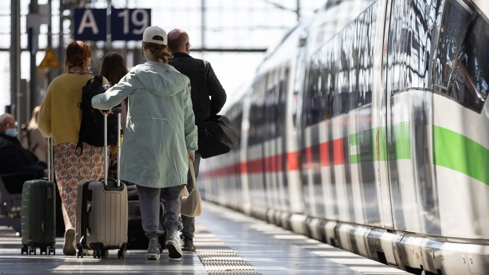 Die Deutsche Bahn rechnet über Ostern mit hoher Nachfrage, insbesondere im Fernverkehr. (Archivbild) (Foto: Hannes Albert/dpa)
