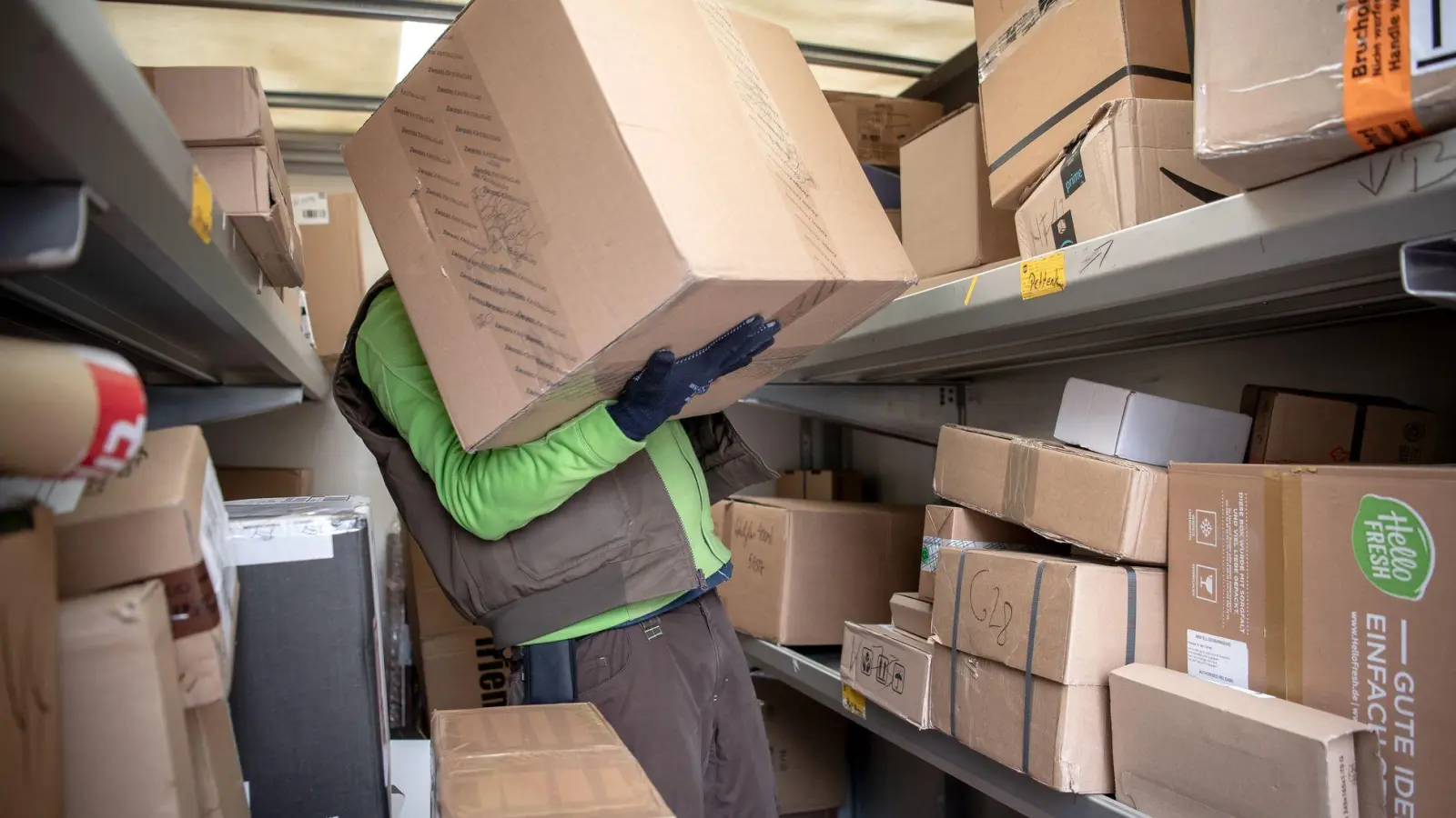 Regeln gegen Schwarzarbeit in der Paketbranche im Bundesrat beschlossen. (Archivfoto) (Foto: Sina Schuldt/dpa)