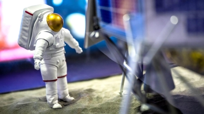 Das Model eines Astronauten in den Veranstaltungsräumen am Vorabend der Esa-Ministerratstagung. (Foto: Sina Schuldt/dpa)