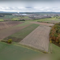 Auf dem in Landkarten als Blasenbuck bezeichneten Bereich in der östlichen Markt Bibarter Flur (im Hintergrund das Spanplattenwerk und – rechts – der Kernort) und im Grenzgebiet zu Scheinfeld soll in ein paar Jahren das Tennet-Umspannwerk entstehen. (Foto: Mirko Fryska)