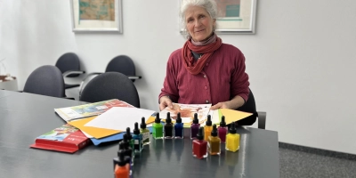 Sy Geis ist Hospizbegleiterin und bringt den Kunstkoffer zu ihren Patientinnen und Patienten und damit Farben, Beweglichkeit und Impulse in die Pflegeheime und Krankenzimmer. (Foto: Irmeli Pohl)