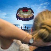 Ist der Urlaub vom Arbeitgeber genehmigt, können sich Angestellte auch darauf freuen: Widerrufen kann der Arbeitgeber seine Genehmigung nämlich nicht so einfach. (Foto: Andrea Warnecke/dpa-tmn)