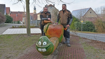 Winfried (links) und Martin Breunig schufen einen großen Wurm für ihren Heimatort Hemmersheim. Der Dorfplatz, auf dem das Werk steht, soll 2025 eingeweiht werden. (Foto: Anita Dlugoß)