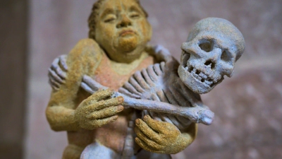 „Tod als Ringer”, eine Plastik aus dem Totentanz-Zyklus von Angela Eberhard. (Foto: René Chlopotowski)