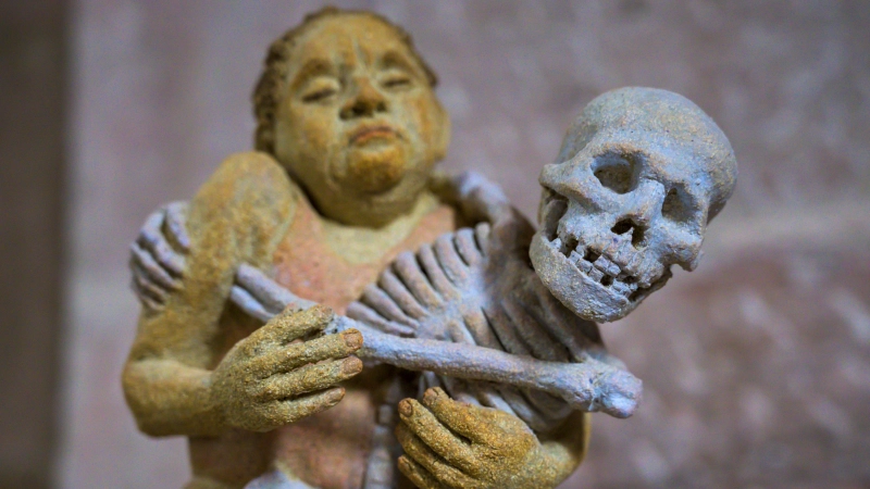 „Tod als Ringer”, eine Plastik aus dem Totentanz-Zyklus von Angela Eberhard. (Foto: René Chlopotowski)
