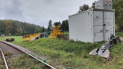 An der Zenngrundbahn zwischen Markt Erlbach und Siegelsdorf (RB 12) werden Bahnübergänge erneuert. <br>Bagger, Schotter, Schwellen und anderes Material liegen bereit. Doch dadurch sollen die Einschränkungen im Zugverkehr angeblich nichts zu tun haben. (Foto: Heinz Wraneschitz )