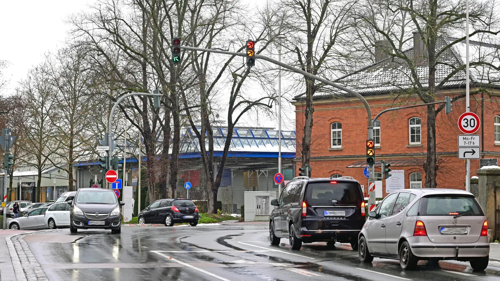 Noch weist in der Brauhausstraße lediglich eine Einzelampel nach halb links in Richtung des Brücken-Centers. (Foto: Jim Albright)