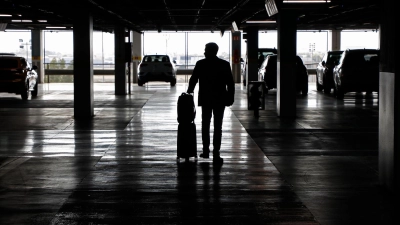 Autovermieter im Ausland üben mitunter erheblichen Druck aus und drohen etwa damit, dass man ohne Abschluss einer Zusatzpolice den Mietwagen nicht bekommt. (Foto: Clara Margais/dpa/dpa-tmn)
