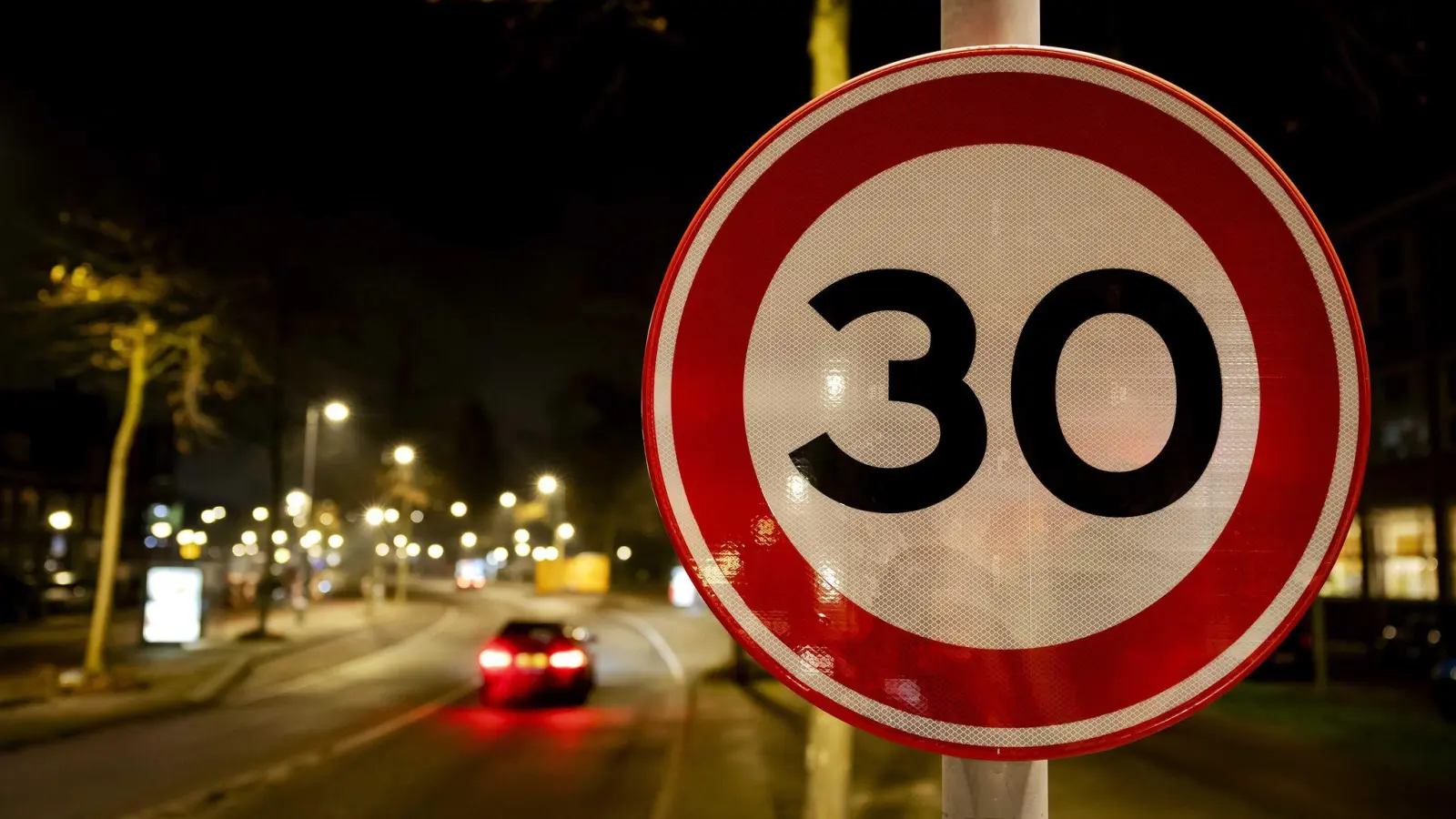 Fast 5.000 neue Geschwindigkeitsschilder wurden in Amsterdam installiert und 170 Ampeln angepasst. Die Gemeinde will einen sichereren und leiseren Verkehr in der Hauptstadt. (Foto: Robin Van Lonkhuijsen/ANP/dpa)