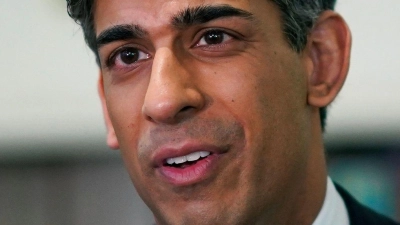 Der britische Premierminister Rishi Sunak ist nach einer Wette in einem Interview mit Reporter Piers Morgan in Kritik geraten. (Foto: Ian Forsyth/Pool Getty Images Europe/AP/dpa)