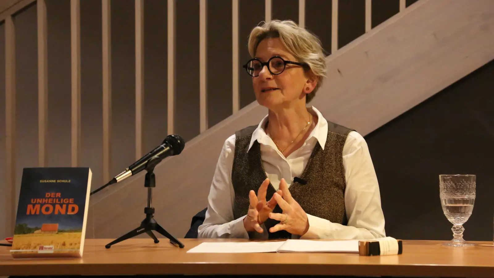 Ließ die ganz düsteren Stellen bei ihrer Lesung aus: Dr. Susanne Schulz. (Foto: Martina Kramer)