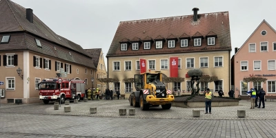 Aufräumarbeiten in Herrieden: Die Täter sprengten in der Sparkasse am Marktplatz zwei Geldautomaten – dabei beobachtete sie ein Zeuge. (Foto: Florian Pöhlmann)