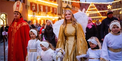 Christkind und Nikolaus eröffnen traditionell den Weihnachtsmarkt in Dinkelsbühl – es ist nur eines der Highlights in der adventlichen Altstadt. (Archivbild: Evi Lemberger)
